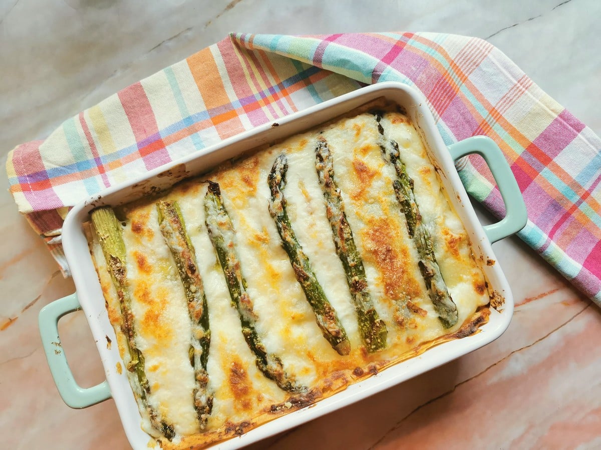 Asparagus lasagna (lasagne agli asparagi).
