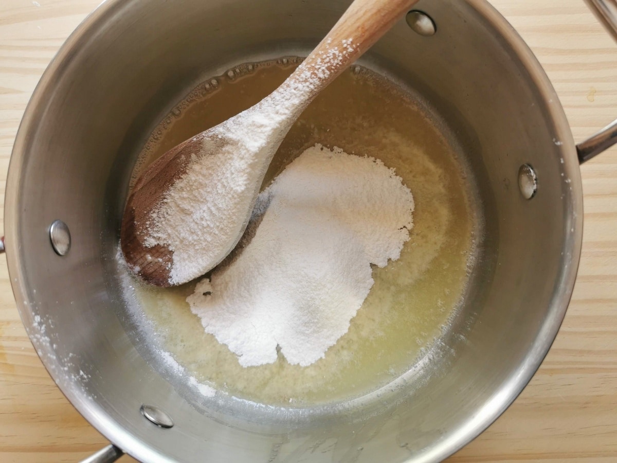 Butter and flour in a pot.