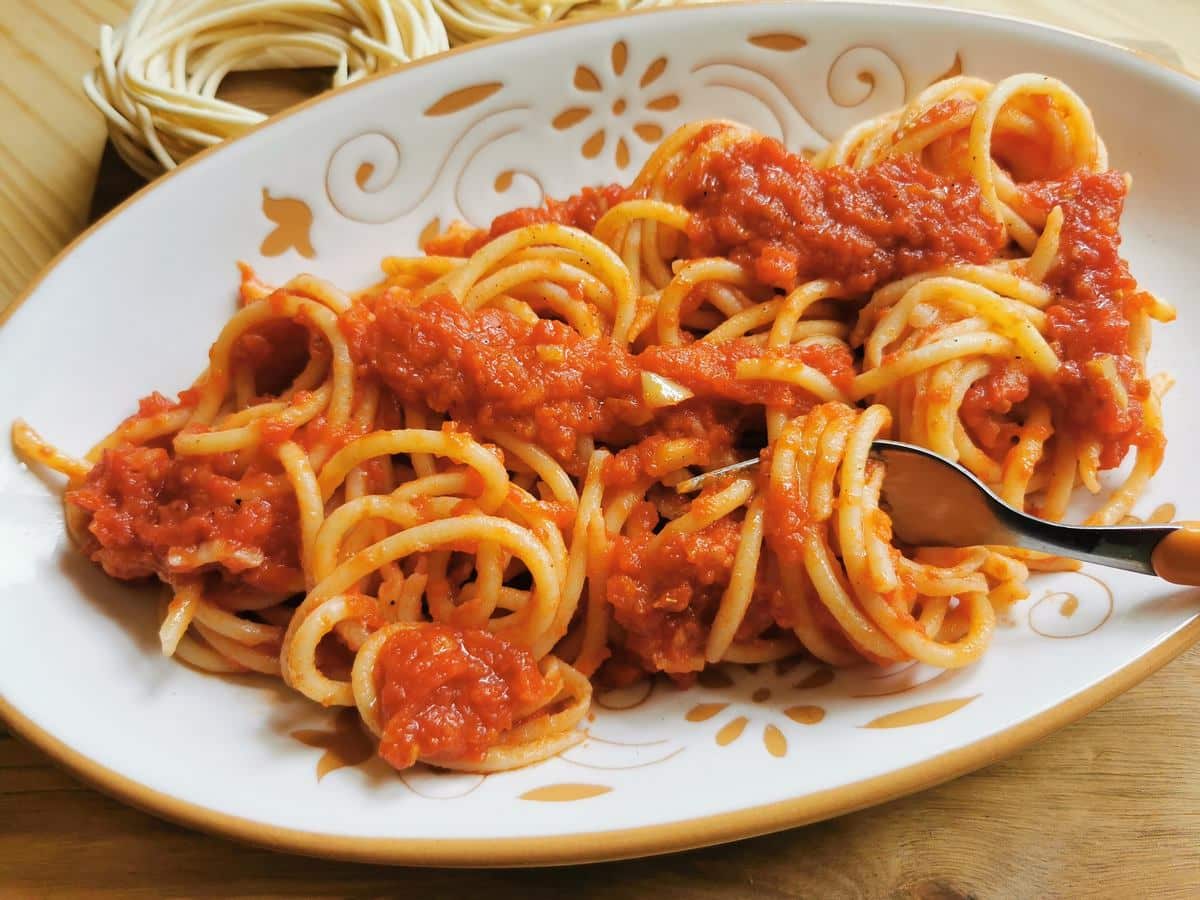 Vegan elephant garlic pasta (Pici all'Aglione).