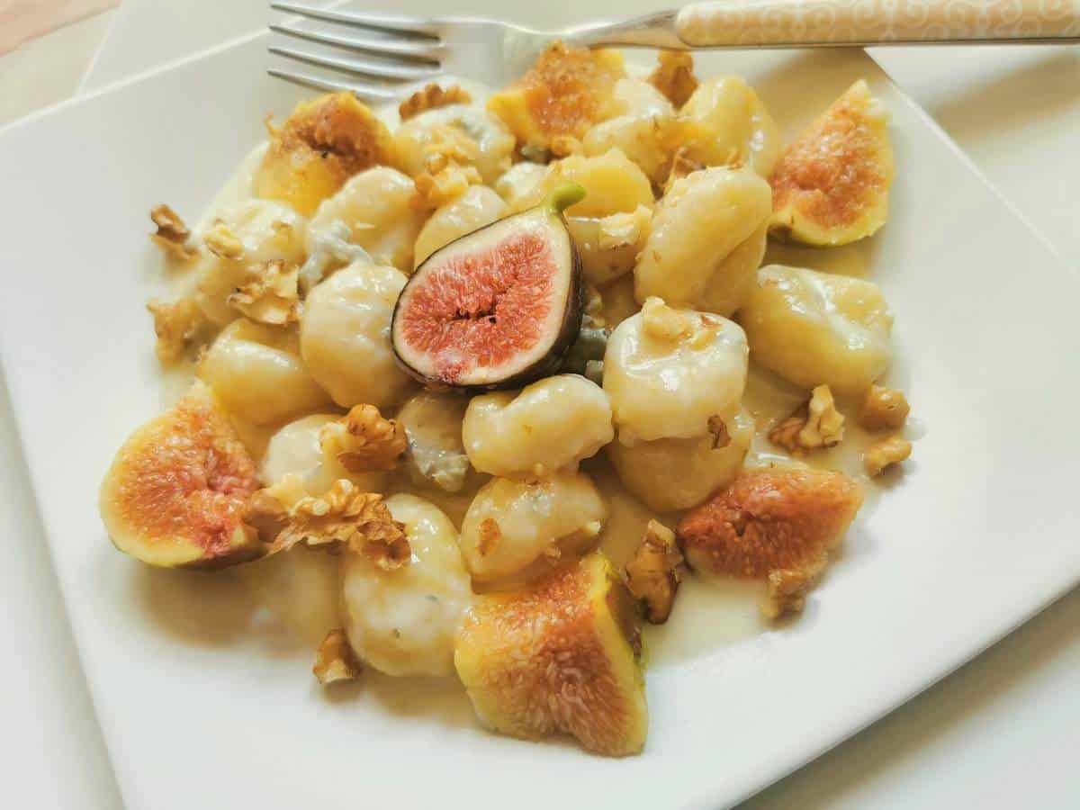 Gnocchi with gorgonzola on a plate.
