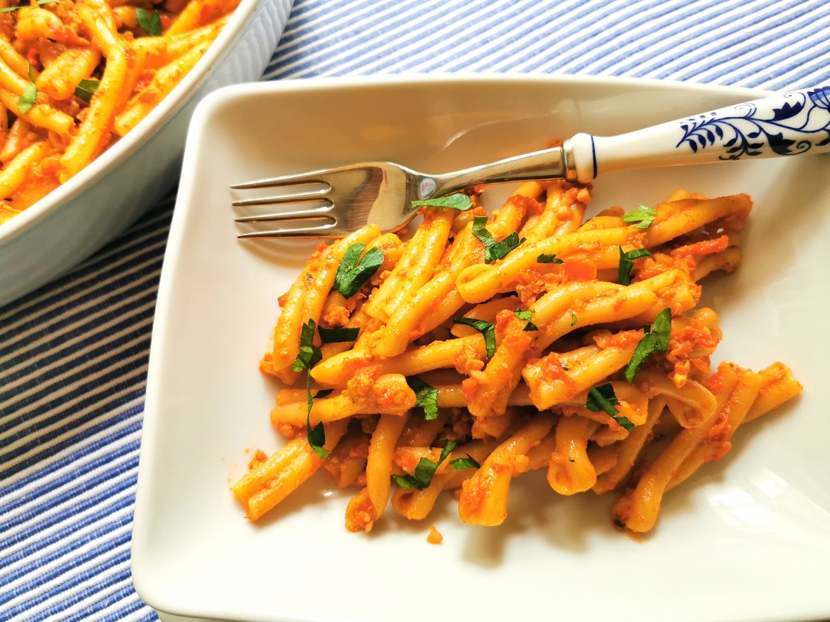 Roasted red pepper pesto mixed with pasta.