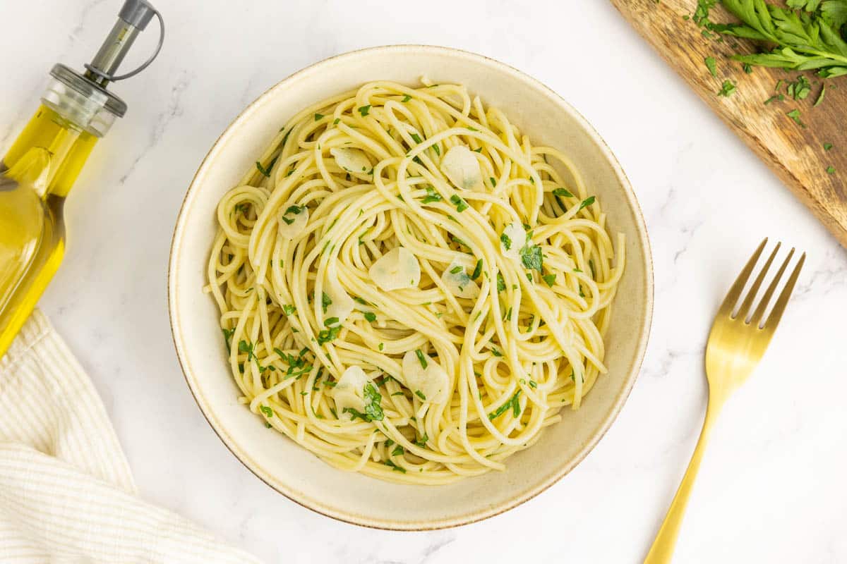 Vegan spaghetti aglio e olio in a bowl.