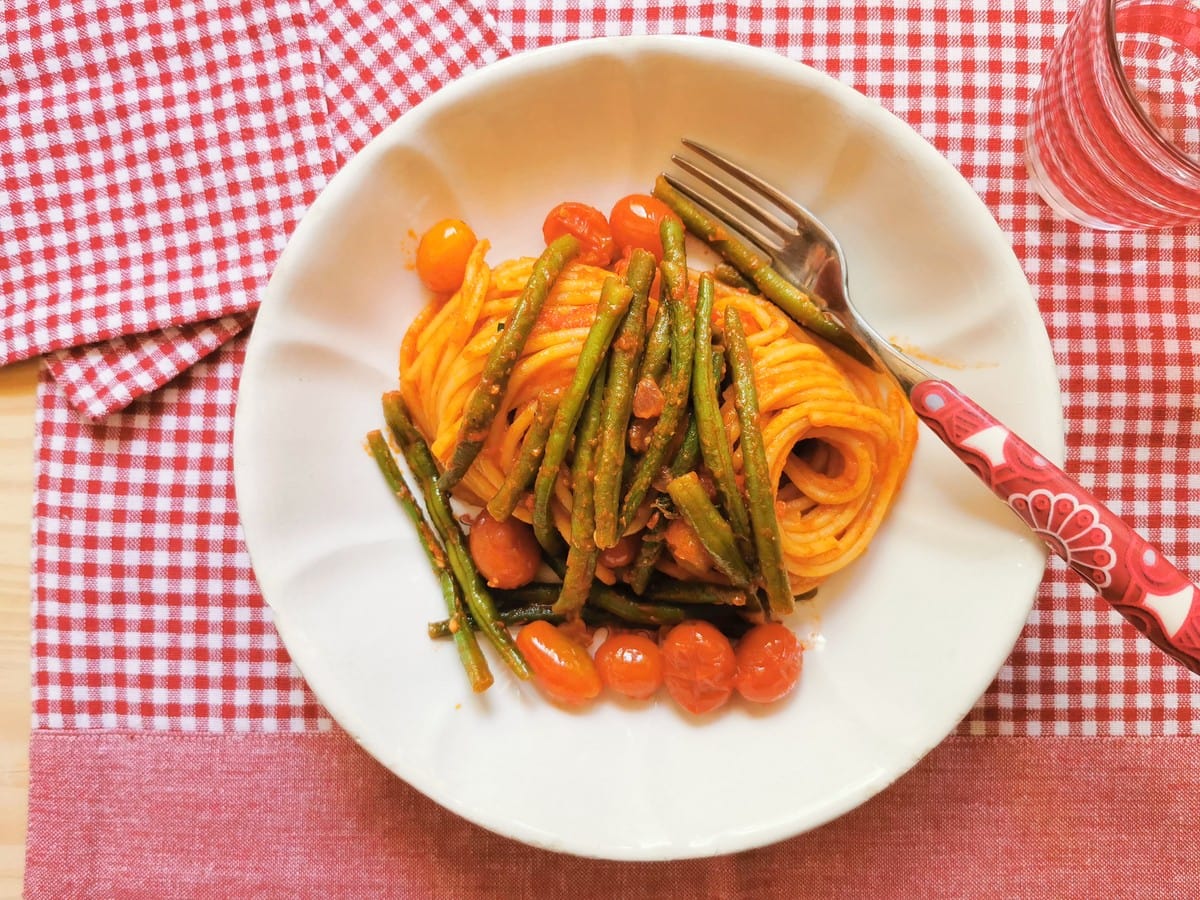 Spaghetti with green beans.