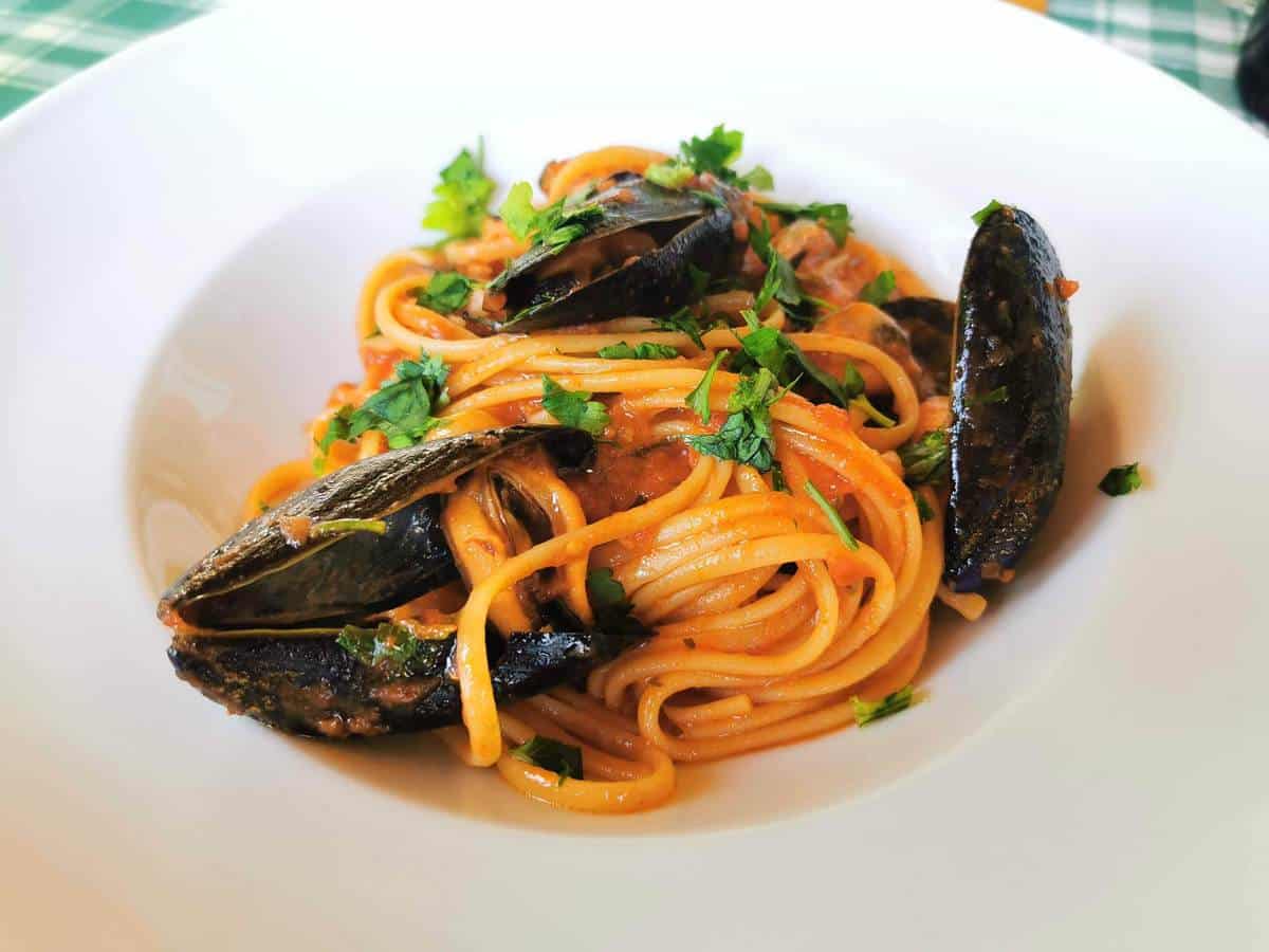 Spaghetti with mussels alla Tarantina, seafood pasta recipe from Puglia.